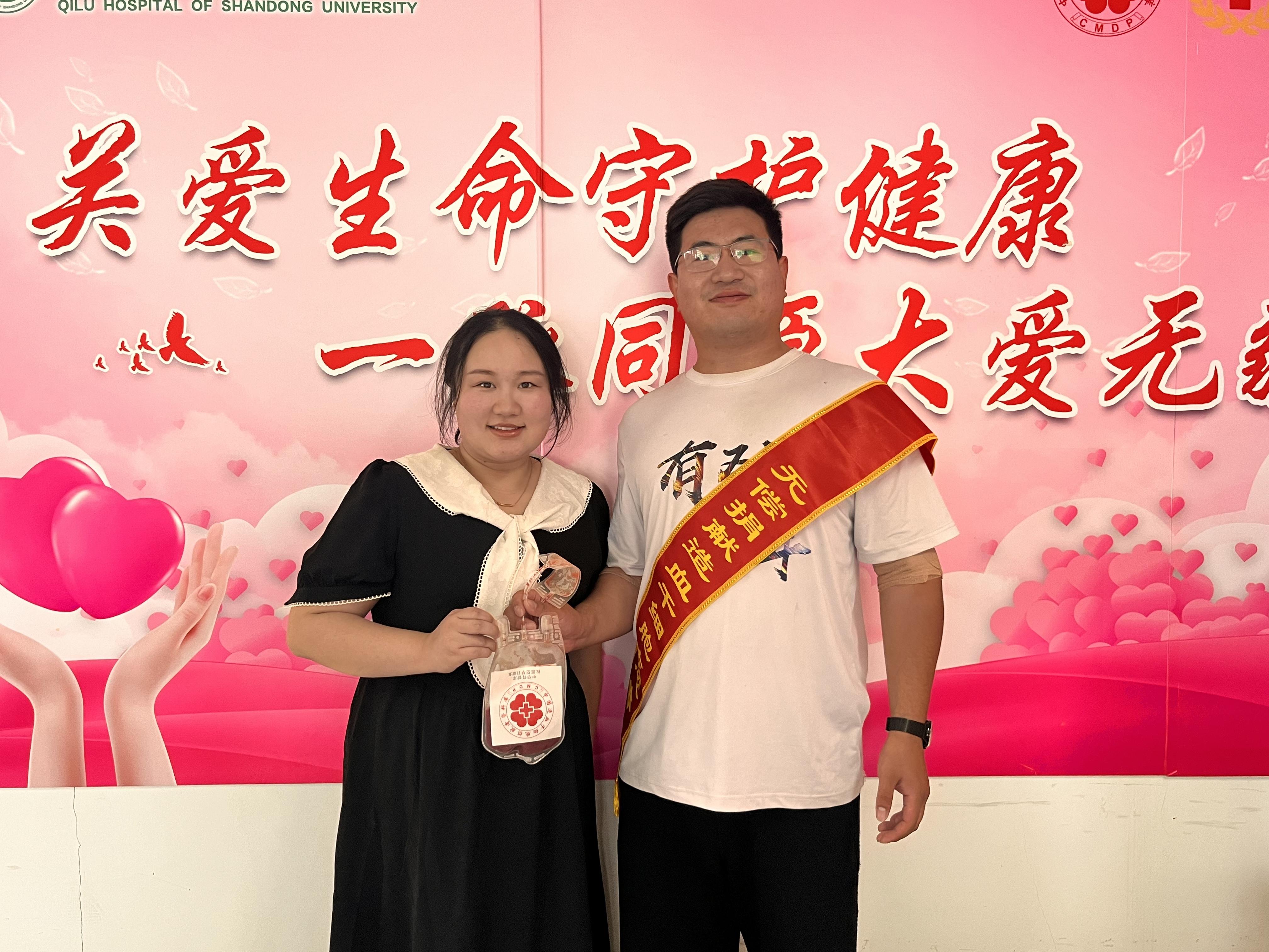 09全国第20210位造血干细胞捐献者、劲牌员工王峰超及爱人 09全国第20210位造血干细胞捐献者、劲牌员工王峰超及爱人